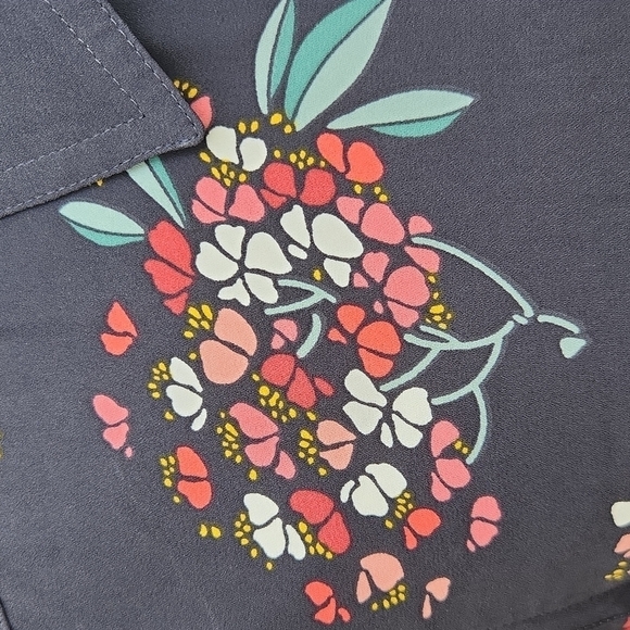 Loft charcoal gray floral button up blouse size small - Picture 5 of 9